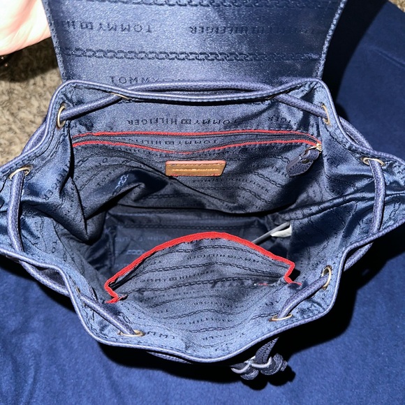Tommy Hilfiger Navy Blue Drawstring Backpack Bag And Striped Wallet Bundle - Picture 5 of 10
